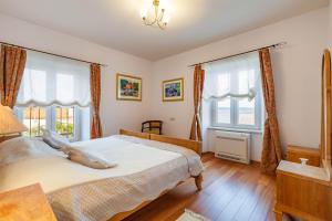 Postel nebo postele na pokoji v ubytování Your Family Oasis by the Sea Villa Mir Vami, heated pool + 29 fotografií