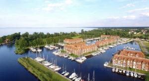 - une vue aérienne sur un port de plaisance avec des bateaux dans l'établissement Lagunenstadt Ueckermünde, à Ueckermünde