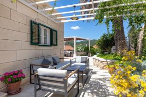 Balkón nebo terasa v ubytování Your Family Oasis by the Sea Villa Mir Vami, heated pool