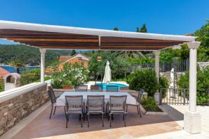 Patio nebo venkovní prostory v ubytování Your Family Oasis by the Sea Villa Mir Vami, heated pool