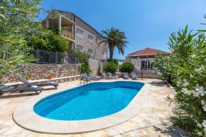 Bazén v ubytování Your Family Oasis by the Sea Villa Mir Vami, heated pool nebo v jeho okolí