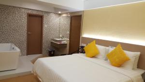 Whole Sunshine International Guest House 객실 침대
