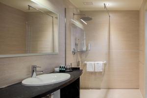 łazienka z umywalką i prysznicem w obiekcie Hotel Kristal Palace - Tonelli Hotels - Adult Friendly w mieście Riva del Garda