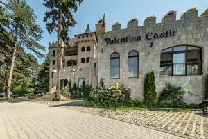 un edificio con el nombre del castillo de San Valentín en Valentina Castle en Ognyanovo