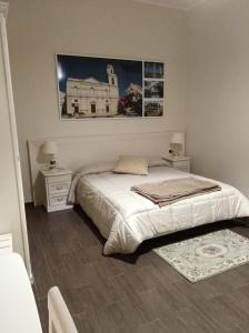 una camera con un letto e due comodini e un letto sidx sidx sidx di DomuS al Corso con servizio B&B a Canosa di Puglia