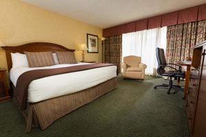 Postel nebo postele na pokoji v ubytování Red Lion Hotel Yakima Center