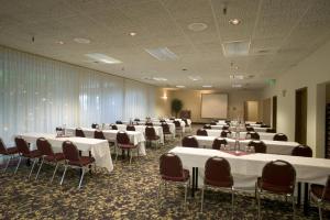 The business area and/or conference room at Red Lion Hotel Yakima Center