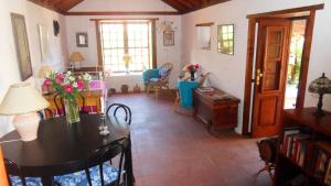 ein Wohnzimmer mit einem Tisch mit Blumen darauf in der Unterkunft Casa Grøn in Breña Alta