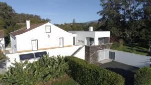 an aerial view of a white house at Quinta de São Caetano - São Miguel Açores in Populo