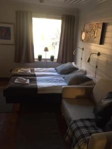 เตียงในห้องที่ Stryn Kaffebar & Vertshus