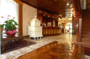 eine Lobby mit einem Tisch in der Mitte eines Gebäudes in der Unterkunft Dermuth Hotels – Hotel Sonnengrund in Pörtschach am Wörthersee