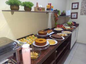 un buffet avec de nombreux types de nourriture sur une table dans l'établissement Palace Hotel, à Altamira