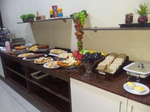 アルタミラにあるPalace Hotelのテーブルの上に様々な種類の料理を取り揃えたビュッフェ
