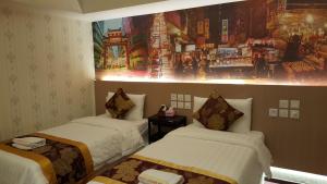 Ein Bett oder Betten in einem Zimmer der Unterkunft Whole Sunshine International Hotel