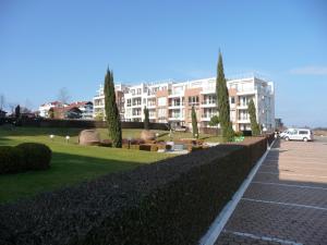 un parque frente a un edificio con un edificio en Great Choice Apartment, en Chernomorets