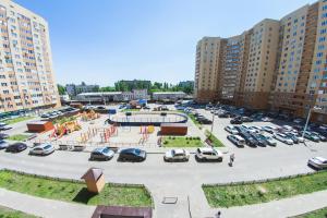 uma vista aérea de um parque de estacionamento com carros estacionados em ATLANT Apartments 99 em Voronezh