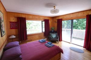 una camera da letto con un letto grande e un balcone di Desolation Sound Resort a Lund