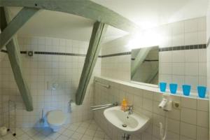 Koupelna v ubytování Hotel Pension St Nikolai + 18 fotografií