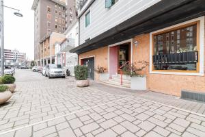 a brick sidewalk in front of a building at Scrovegni Design Apartment in Padova