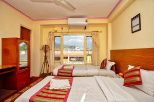 A bed or beds in a room at Hotel Grand Holiday