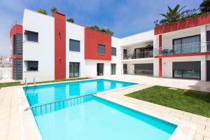 an image of a swimming pool in front of a building at D Wan Deluxe Apartments in Baleal