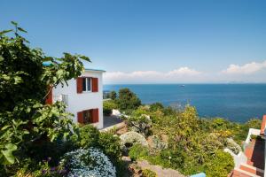 una casa con vista sull'oceano di Hotel Bagnitiello a Ischia