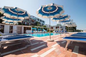 Bazén v ubytování Hotel Bagnitiello nebo v jeho okolí
