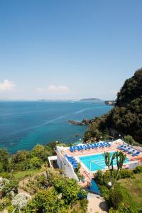 vista su un resort con piscina e oceano di Hotel Bagnitiello a Ischia