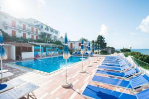Bazén v ubytování Hotel Bagnitiello nebo v jeho okolí