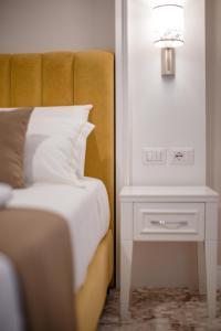 Postel nebo postele na pokoji v ubytování ART Hotel Tirana