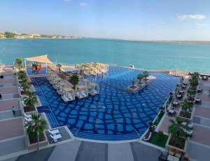 Bazén v ubytování Royal M Hotel Abu Dhabi by Gewan nebo v jeho okolí