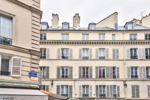 ein großes Gebäude mit Fenstern in einer Stadt in der Unterkunft 74 - Star Wars Le Marais in Paris