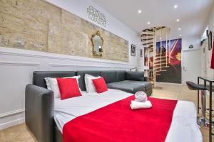 ein Schlafzimmer mit einem großen Bett mit einer roten Decke in der Unterkunft 74 - Star Wars Le Marais in Paris