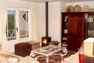 sala de estar con sofá y mesa de centro en Aloe Cottage, en Darling