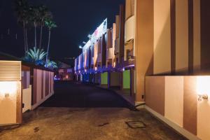高松的住宿－Tinkerbell (Adult Only)，一条空荡荡荡的街道,晚上有建筑物和灯