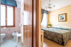 A bathroom at Hotel Mercurio