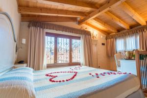A bed or beds in a room at Hotel Mercurio