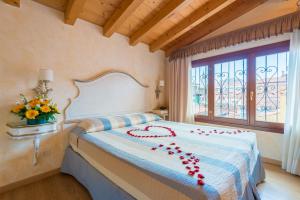 ein Schlafzimmer mit einem Bett mit einer roten Herzdekoration darauf in der Unterkunft Hotel Mercurio in Venedig