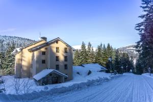 ペツ・ポト・スニェシュコウにあるPoustevnik Apartmentsの雪に覆われた道路