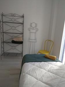 a bedroom with a bed and a dresser and a chair at Abá apartamento in Almería