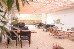 un patio con mesas y sillas en un restaurante en Ebeltoft Park B & B, en Ebeltoft