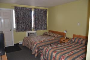 Ein Bett oder Betten in einem Zimmer der Unterkunft Coachman Inn