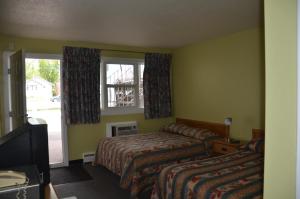 Ліжко або ліжка в номері Coachman Inn