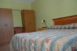Ein Bett oder Betten in einem Zimmer der Unterkunft Coachman Inn
