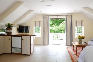 Laurel Cottage في فرانستشوك: غرفة معيشة مع أريكة وتلفزيون