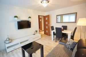 Televízia a/alebo spoločenská miestnosť v ubytovaní APARTAMENT IZABEL