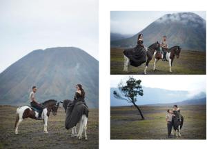 Um homem e uma mulher a cavalo num campo. em Budhis Home em Bromo