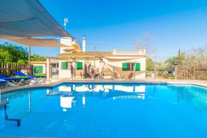 una piscina con sillas y una casa en Sa Tanqueta De Ses Roques, en Santanyí