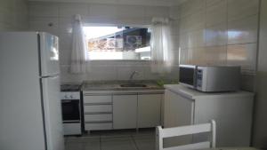 A kitchen or kitchenette at apartamentos em ponta das canas