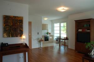 sala de estar con TV y mesa en BTT Serviced Apartments en Regensburg